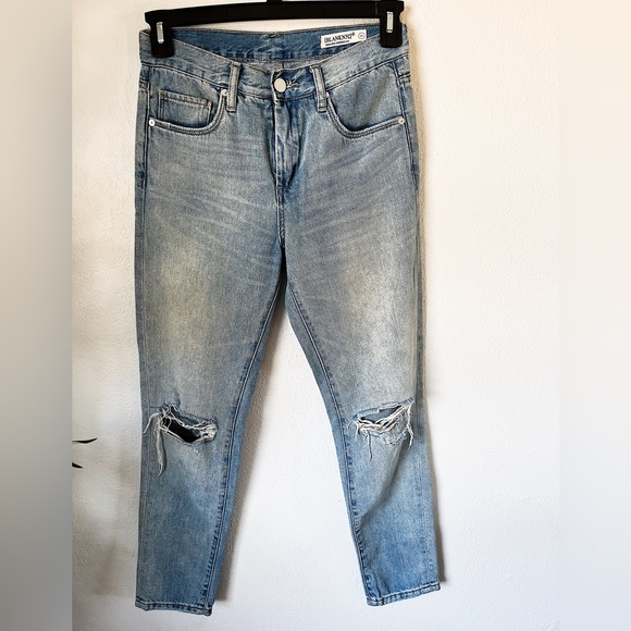 Blank NYC High Rise Tapered Leg Distressed Jeans Light Wash Women’s Size… - Picture 2 of 6